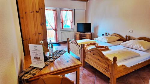 8-14_bett_tv_tisch_schrank